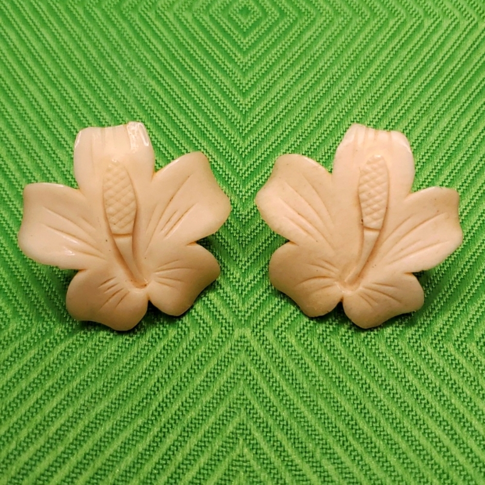 Vtg Mid Century Japan Hibiscus Floral Handcarved Celluloid Screwback Earrings